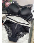 Set with lace-decorated chest straps