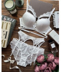 Set with lace-decorated chest straps